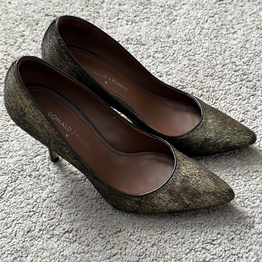 EUC, Donald Pliner golden calf hair pumps 3  7/8 “ heel-made in Spain, golden